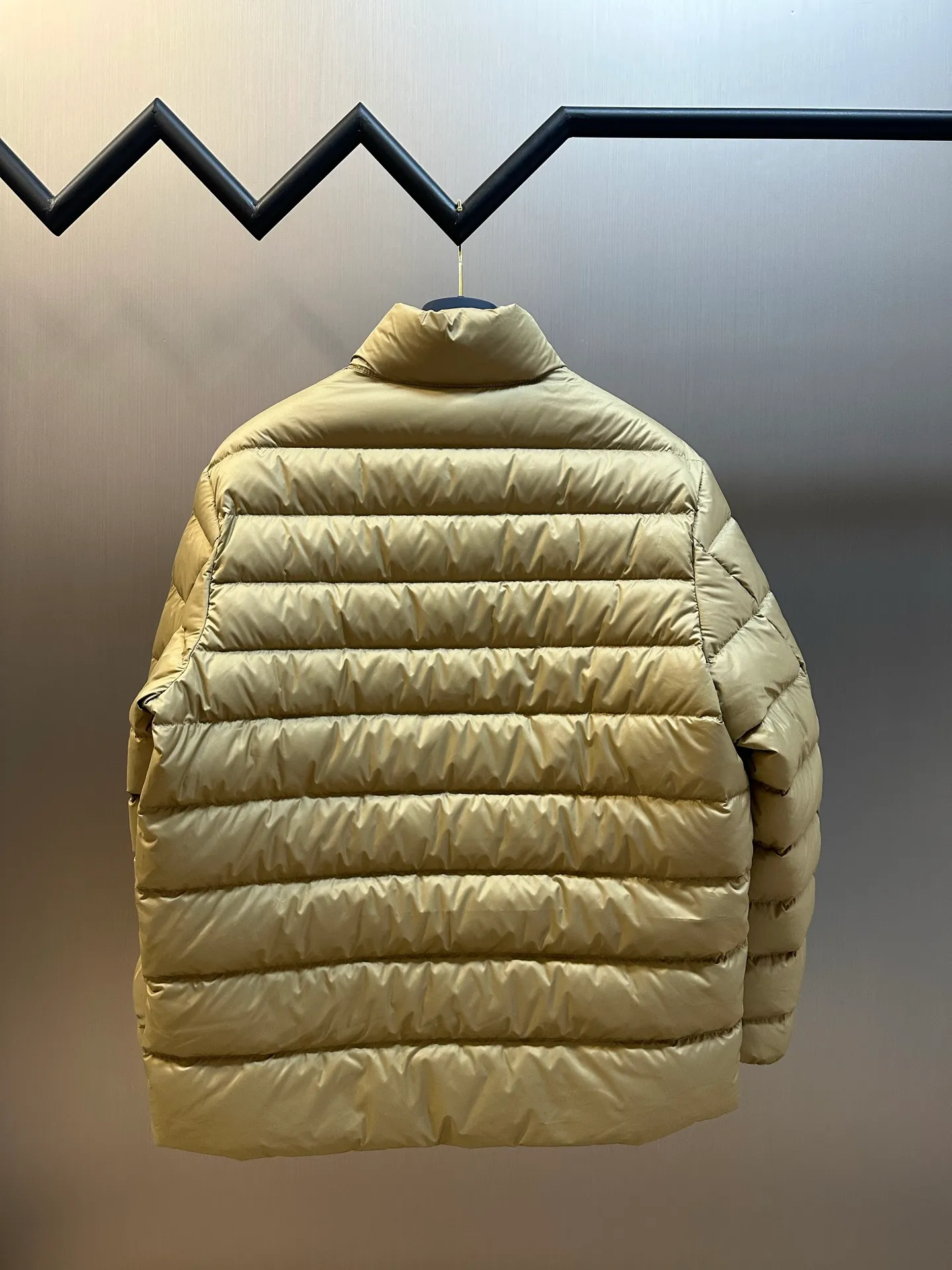 P890 Ralph Lauren lightweight down jacket. The nylon fabric has good windproof and waterproof properties, which can effectively block the intrusion of wind and rain from the outside and keep the inside dry. It is suitable for wearing in humid or rainy environments. The red label on the chest is made with an imported MECLO embroidery machine. The original pattern is scanned first, and then high-quality silk thread is used to make a pattern. The density effect is adjusted by continuous pattern making.  The zipper design is simple and elegant, easy to operate, and the closing design of the cuffs and hem effectively prevents cold wind from invading, improving the warmth and comfort of wearing. It uses 90 white duck down with a weight of 260g to ensure excellent thermal insulation performance. After strict screening and processing, the velvet is not easy to drill, ensuring durability. size: s m l xl